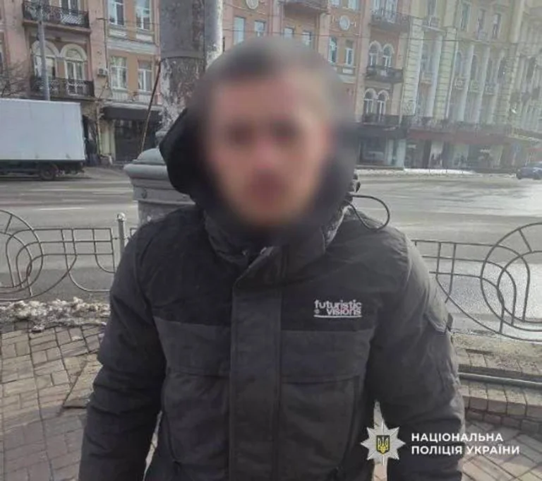У Києві затримали трьох молодиків за жорстоке побиття перехожого у підземному переході