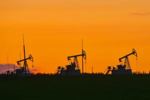 Ціна на нафту тримається біля 100 доларів за барель у березні - Reuters