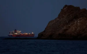 Іран може дозволити пропуск нафтових танкерів через Ормузьку протоку за однієї умови - CNN