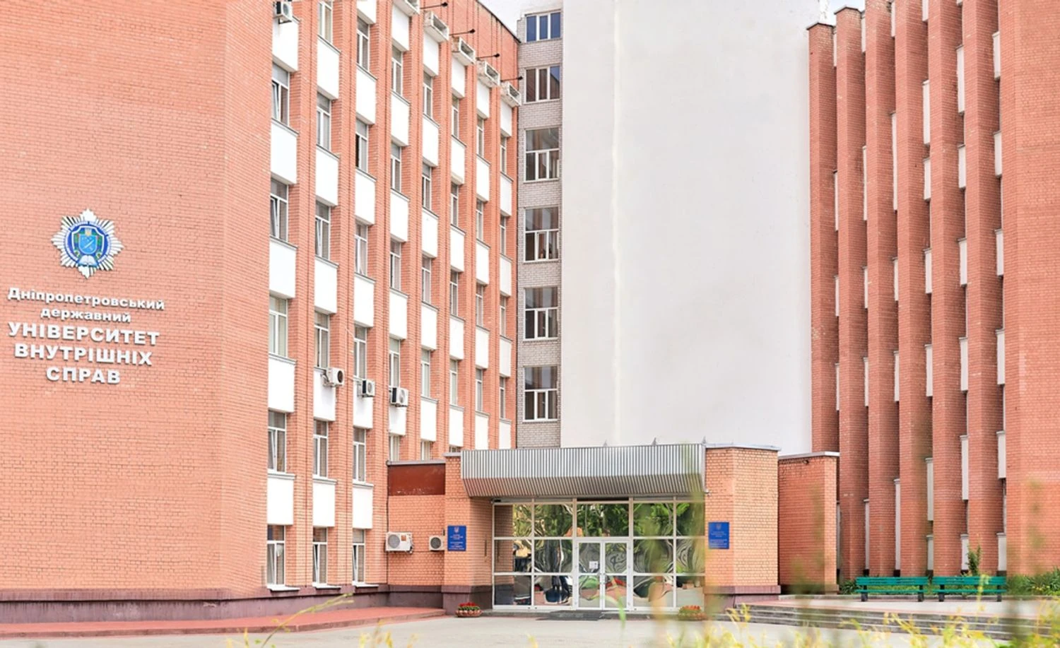 У Дніпрі розслідують скандал із курсантом, який сфотографувався біля тіла загиблої дівчини