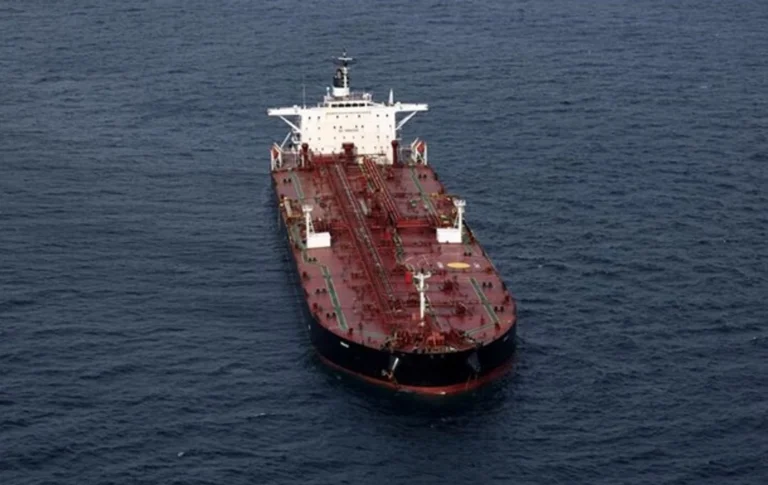 Зеленський: ми працюємо над конфіскацією нафти з суден тіньового флоту рф