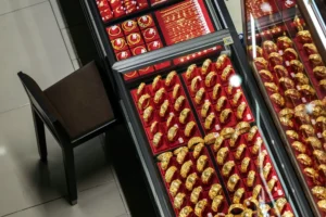 Золото різко впало і коливається біля $4500 на тлі загострення війни на Близькому Сході