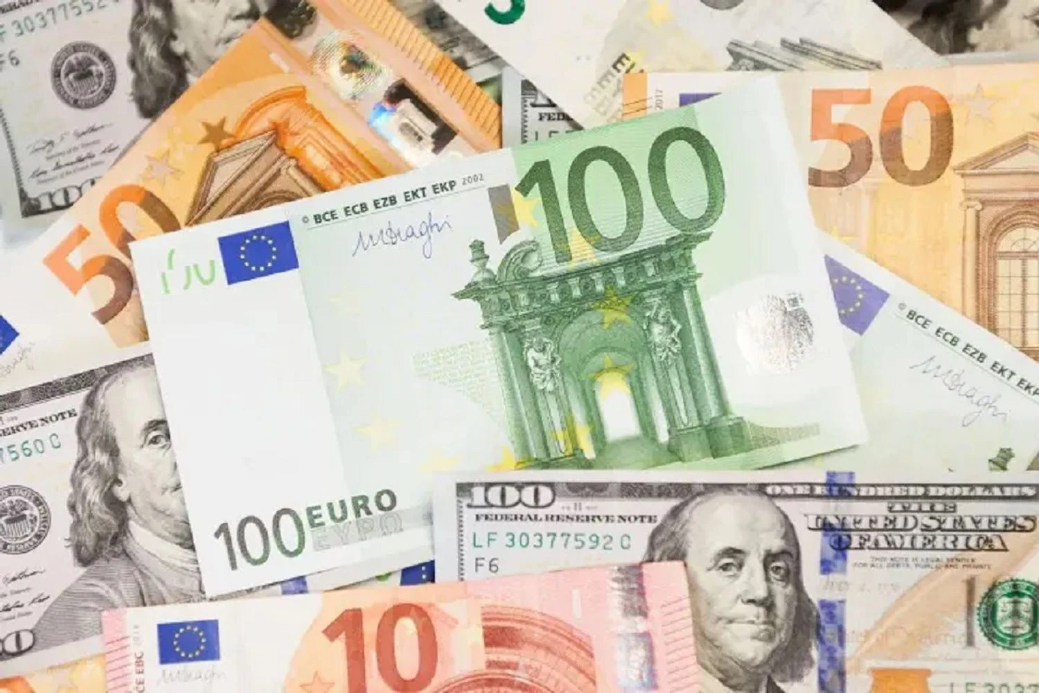Курс валют на 1 квітня: долар і євро дорожчають