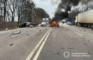 Під Львовом автівка вибухнула після зіткнення, є загиблий і поранені