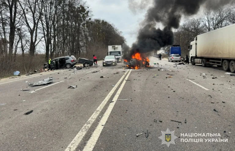 Під Львовом автівка вибухнула після зіткнення, є загиблий і поранені