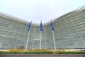 Європейців закликали працювати з дому та менше їздити на авто на тлі кризи через війну з Іраном