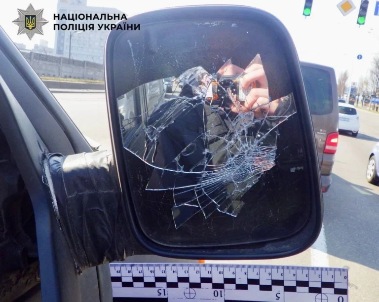 У Києві чоловік через дорожній конфлікт розбив дзеркало в авто військового і відібрав телефон, його затримали