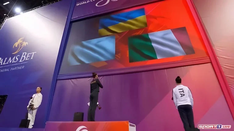 росіянка на нагородженні відвернулася від символів України - реакція не забарилась