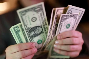 Курс долара впав до місячного мінімуму через перемир
