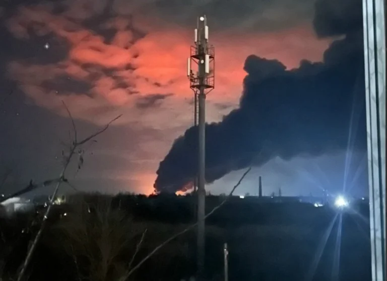 У низці регіонів рф вперше оголосили ракетну небезпеку на тлі масованої атаки, лунають вибухи та сирени