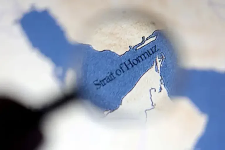 Закриття Іраном Ормузької протоки 18 квітня - щонайменше, два кораблі були обстріляні