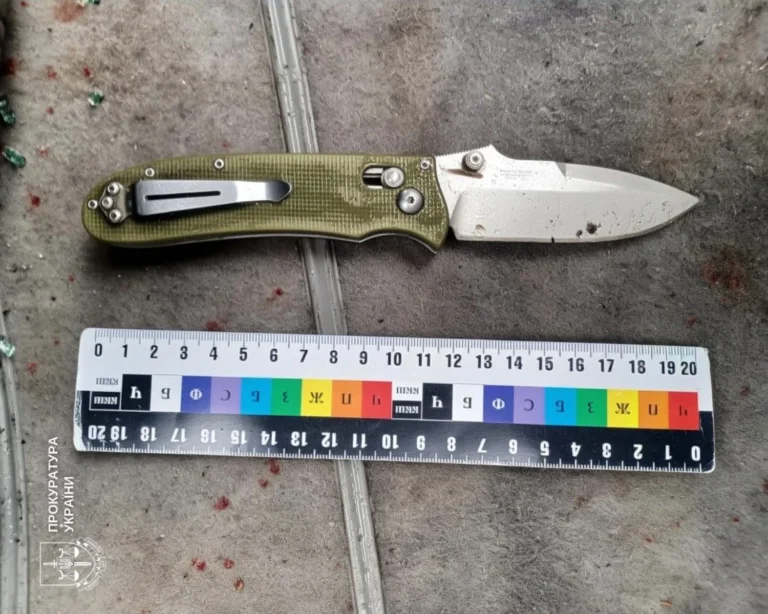 На Буковині чоловік вдарив ножем у шию двох військових ТЦК, його затримано - прокуратура