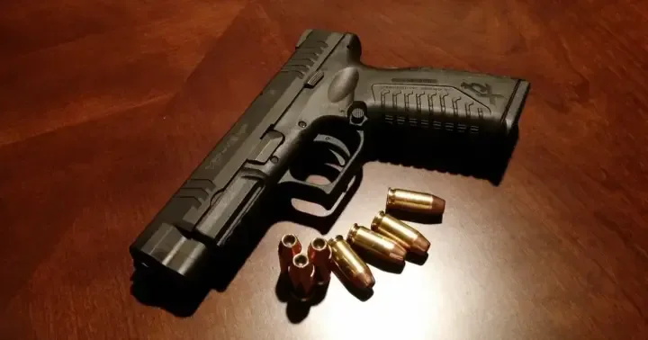 У Києві на патрулюванні поліції і ТЦК сталася сутичка з натовпом, поліцейські приводили зброю у готовність