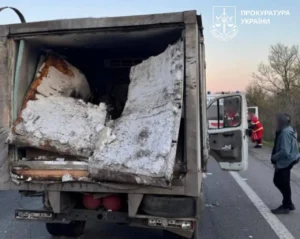 Російський дрон атакував хлібний фургон на трасі на Харківщині, є поранені