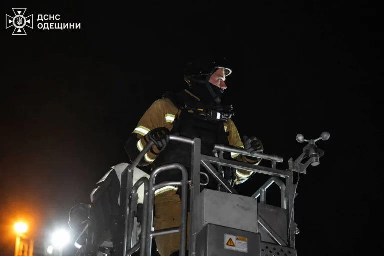 росія вдарила по порту та житлових будинках на Одещині, уже 10 поранених