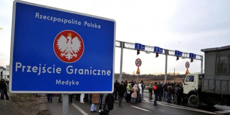 З Польщі депортували українця, який виловив легендарного варшавського сома