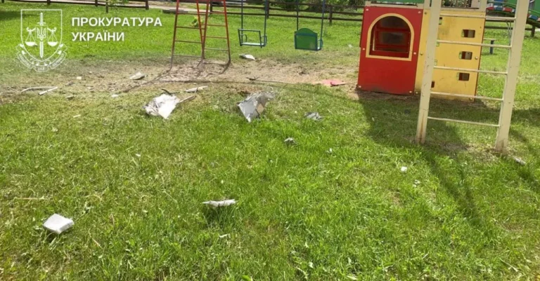 росія атакувала дроном дитячий майданчик на Сумщині - поранено двох жінок