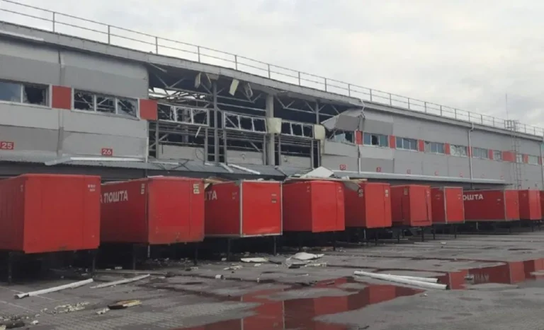 росія повторно атакувала термінал Нової пошти у Дніпрі - люди не постраждали