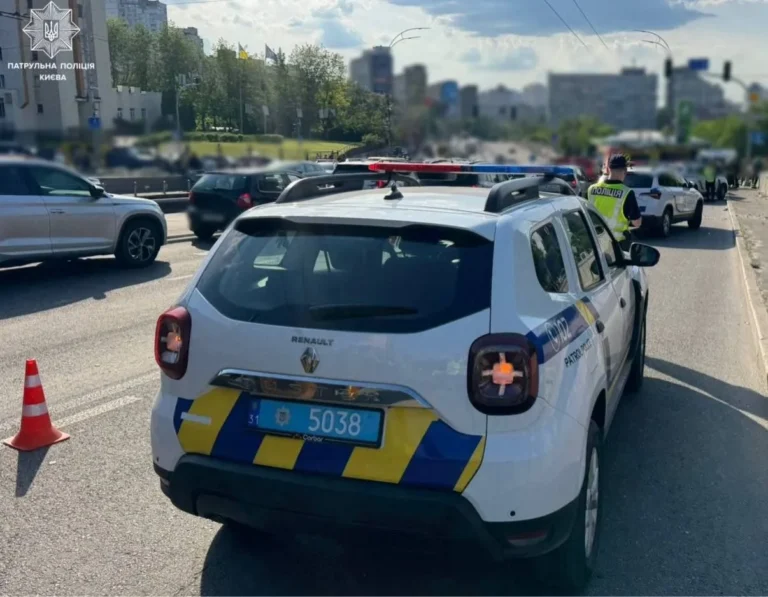 У Києві Mercedes влетів у підземний перехід, відомо про загиблих та постраждалих