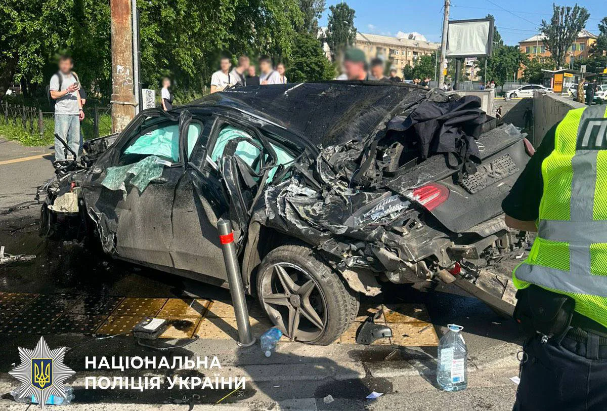 Водія Mercedes, який влетів у підземний перехід, госпіталізували - ексклюзивні подробиці моторошної ДТП у Києві