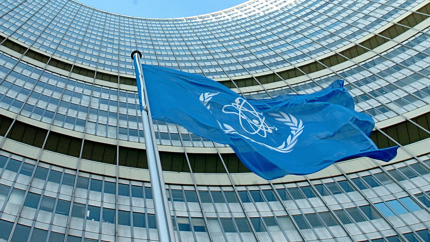 Гроссі занепокоєний ударом рф, команда МАГАТЕ відвідає об