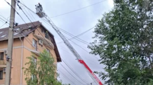 У Кишиневі після удару блискавки спалахнув житловий будинок, евакуювали 15 людей