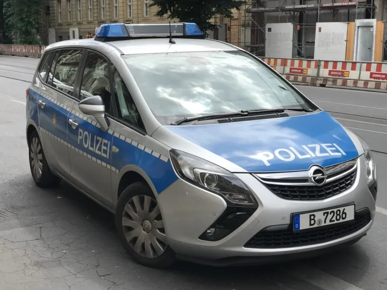 В Німеччині затримали двох чоловіків, які видавали себе за поліцейських на патрульному авто