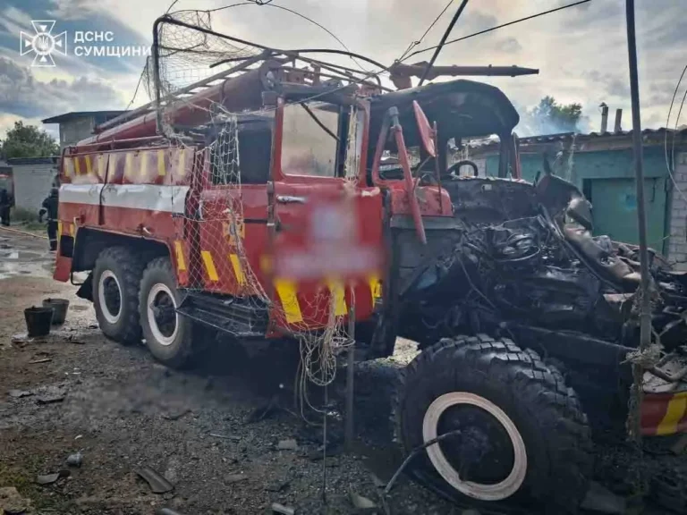 На Сумщині росіяни кілька разів обстрілювали рятувальників ДСНС