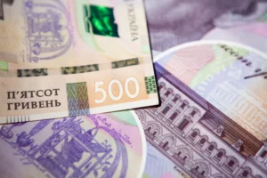 Долар по 51 гривні та ріст зарплат: уряд представив бюджетний план на три роки