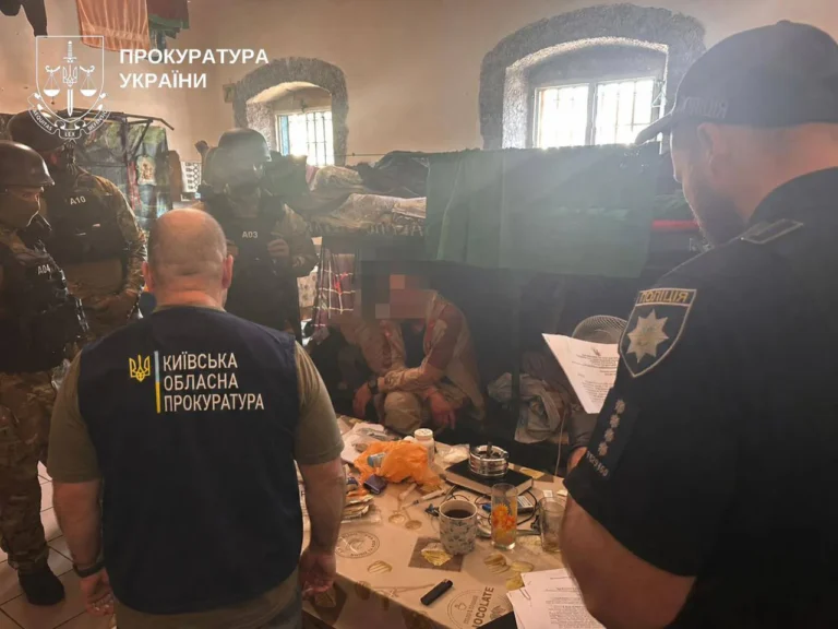 На Київщині викрито організовану групу, яка постачала наркотики до СІЗО