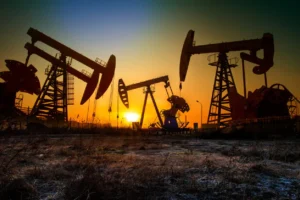 Нафта трохи подорожчала перед довгими вихідними в США на тлі мирних зусиль
